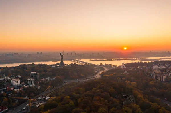 Kiev skyline over prachtige vurige zonsondergang, Oekraïne. Monument moederland. — Stockfoto