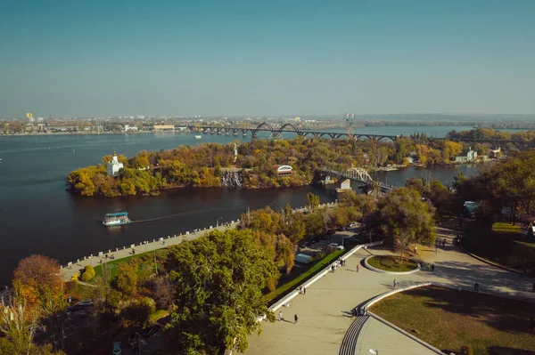 Kiev 'deki Dinyeper Nehri' ne bak. Hava aracı görünümü. — Stok fotoğraf