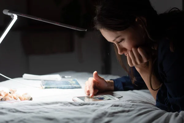 Frau von nebenan arbeitet im dunklen Schlafzimmer. — Stockfoto