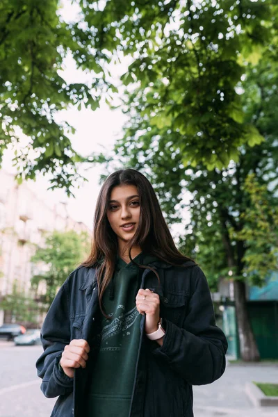 Ritratto di ragazza carina con i capelli lunghi guarda la fotocamera — Foto Stock