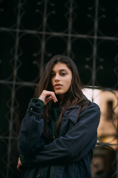 Retrato de menina bonito com cabelos longos olha para a câmera — Fotografia de Stock