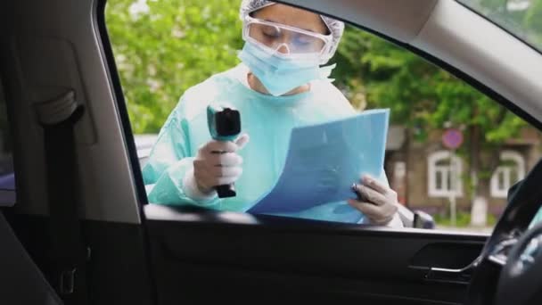 Doctor mujer utilizar pistola de termómetro infrarrojo para comprobar la temperatura corporal — Vídeos de Stock