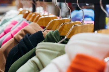 Gösteride askılarda moda kıyafetleri