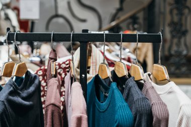Gösteride askılarda moda kıyafetleri