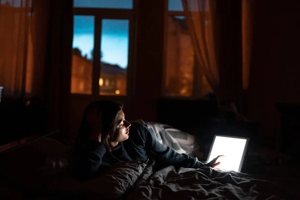 Cerca para ver las manos de las mujeres sostienen la tableta con la pantalla vacía . — Foto de Stock