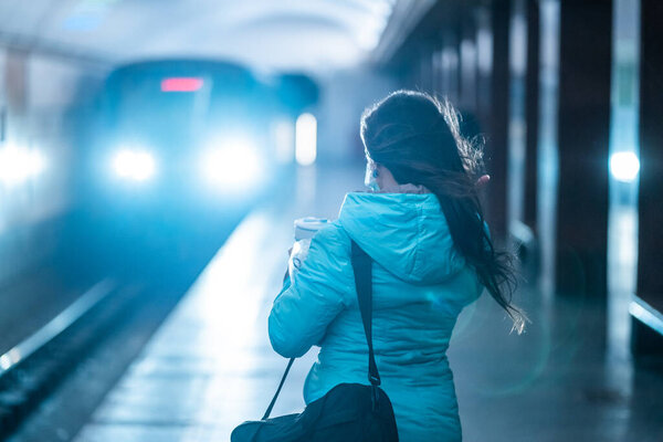 Женщина ждет на станции метро в Киеве
.