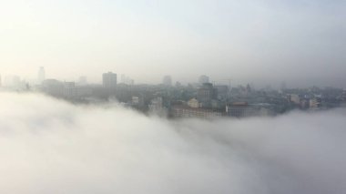 Şehrin sisli havadan görünüşü.
