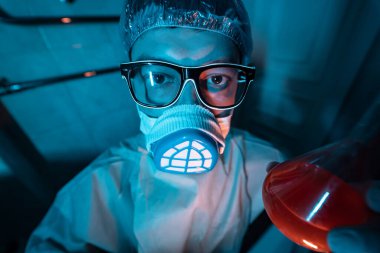 Genç erkek araştırmacı bilimsel deney yapıyor..