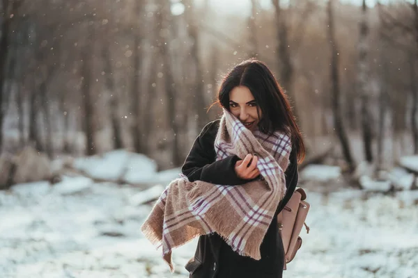 Jovem modelo bonito posando na floresta de inverno. retrato de moda elegante — Fotografia de Stock