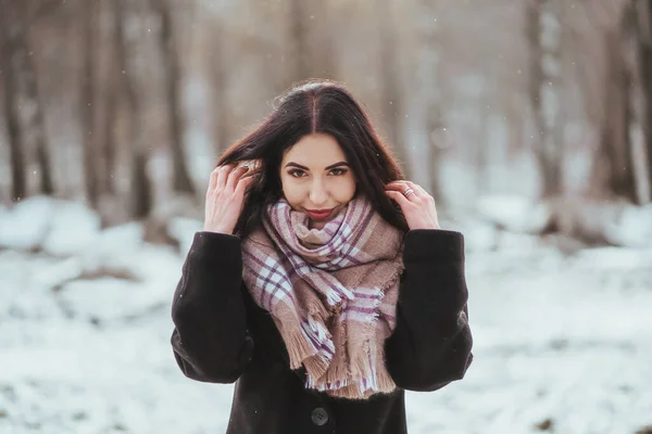 Young beautiful model posing in winter forest. stylish fashion portrait — Stock Photo, Image