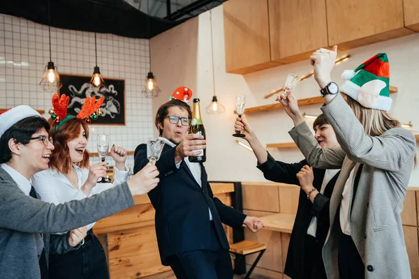 Счастливые коллеги в офисе празднуют особое событие. — стоковое фото