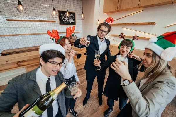 Счастливые коллеги в офисе празднуют особое событие. — стоковое фото