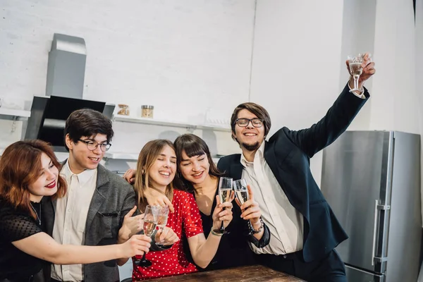 Compañeros felices en la oficina celebran evento especial. — Foto de Stock