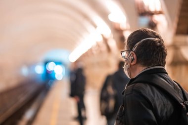 Kiev 'de metro istasyonunda bekleyenler var..