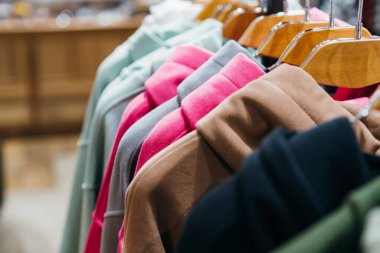 Gösteride askılarda moda kıyafetleri