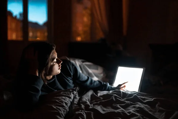 Aus nächster Nähe: Frauenhände halten Tablet mit leerem Bildschirm. — Stockfoto