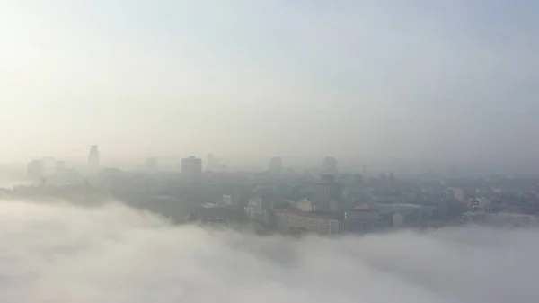 Вид з повітря на місто в тумані . — стокове фото