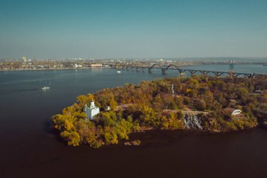 Kiev 'deki Dinyeper Nehri' ne bak. Hava aracı görünümü.