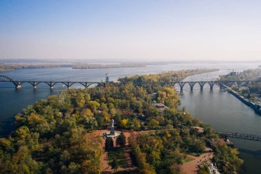 Kiev 'deki Dinyeper Nehri' ne bak. Hava aracı görünümü.