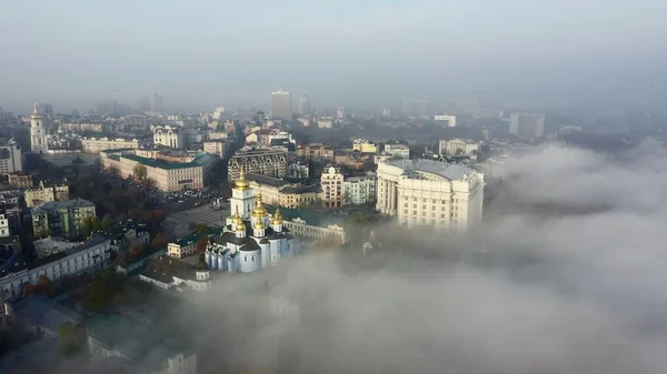 Vista aérea de la ciudad en la niebla. — Foto de Stock