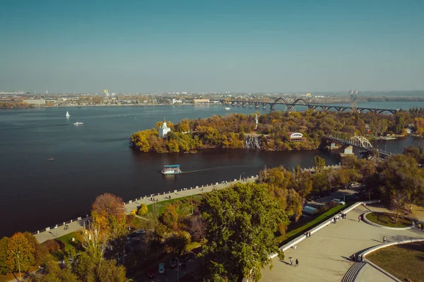 Uitzicht over de rivier de Dnjepr in Kiev. Luchtdrone zicht. — Stockfoto