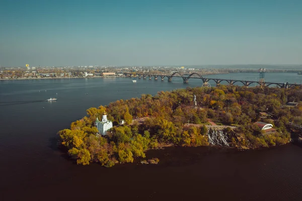 Uitzicht over de rivier de Dnjepr in Kiev. Luchtdrone zicht. — Stockfoto
