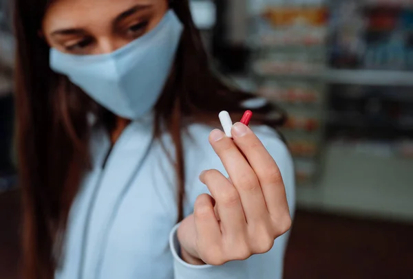 Frau zeigt Tabletten, Vitamine oder Tabletten in der Hand. Covid-19. — Stockfoto