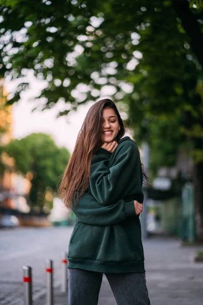 Retrato de menina bonito com cabelos longos olha para a câmera — Fotografia de Stock