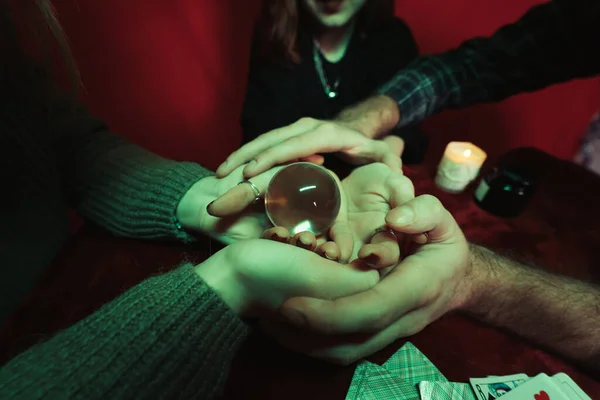 Gruppo di persone e donna indovina con sfera di cristallo — Foto Stock