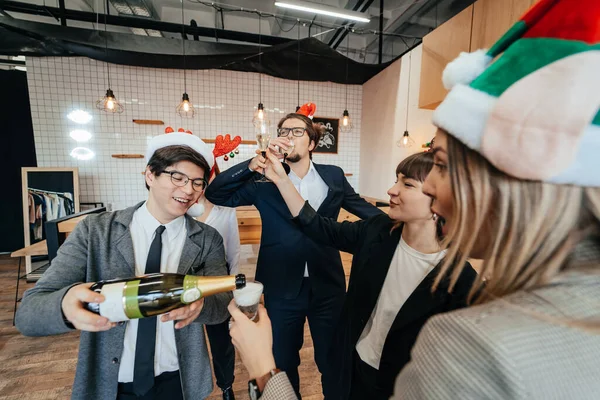 Heureux collègues au bureau célèbrent un événement spécial. — Photo