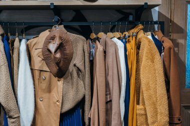 Gösteride askılarda moda kıyafetleri