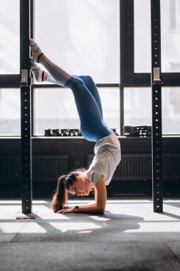 Yoga ya da pilates yapan çekici genç bir kadının portresi.