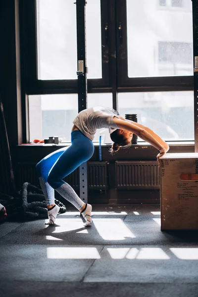 Portrét atraktivní mladé ženy cvičící jógu nebo pilates — Stock fotografie