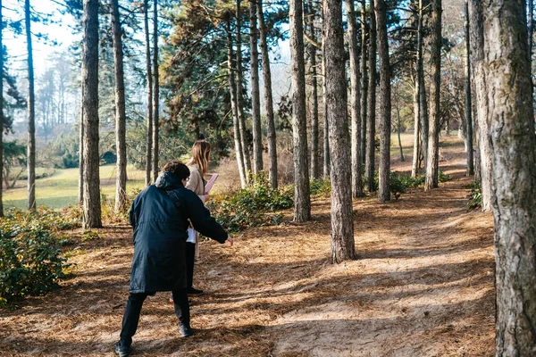 Forskare studerar växtarter i skogen. — Stockfoto