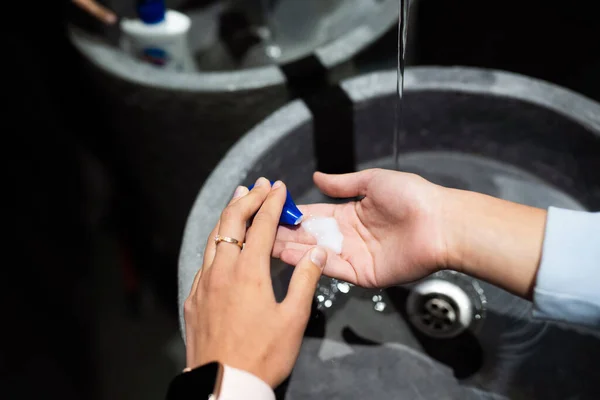 Vrouw handen wassen om te beschermen tegen het coronavirus — Stockfoto