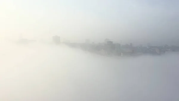 Vista aérea da cidade no nevoeiro. — Fotografia de Stock