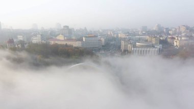 Şehrin sisli havadan görünüşü.