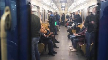 UKRAINE, KIEV - 26 Mayıs 2020: Metro istasyonu. Metro vagonundaki insanlar