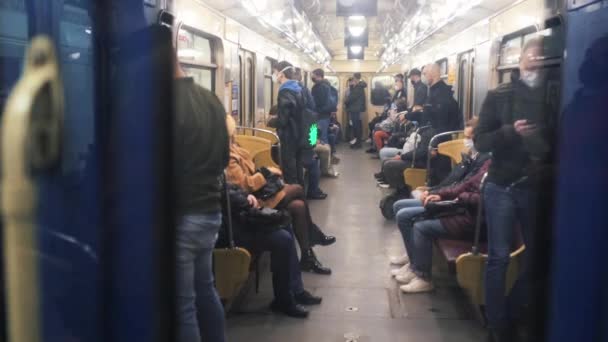 ウクライナ,キエフ- 2020年5月26日:地下鉄駅。地下鉄の車の中で — ストック動画