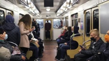 UKRAINE, KIEV - 26 Mayıs 2020: Metro istasyonu. Metro vagonundaki insanlar