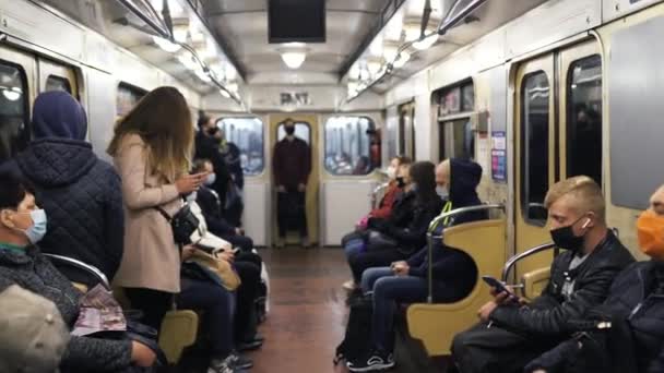 UCRÂNIA, KIEV - 26 de maio de 2020: estação de metrô. Pessoas num carro do metro — Vídeo de Stock