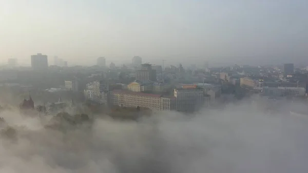 Légi kilátás a városra a ködben. — Stock Fotó