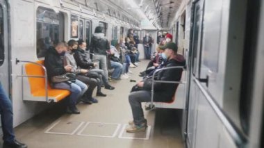 UKRAINE, KIEV - 26 Mayıs 2020: Metro istasyonu. Metro vagonundaki insanlar