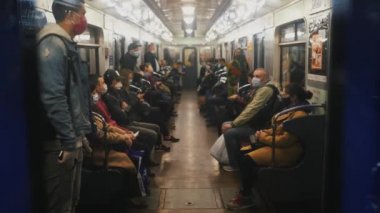 UKRAINE, KIEV - 26 Mayıs 2020: Metro istasyonu. Metro vagonundaki insanlar