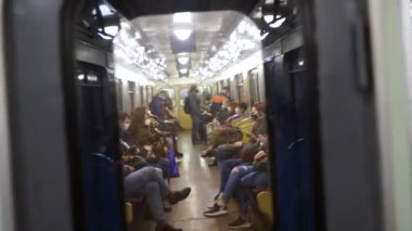 UKRAINE, KIEV - 26 Mayıs 2020: Metro istasyonu. Metro vagonundaki insanlar