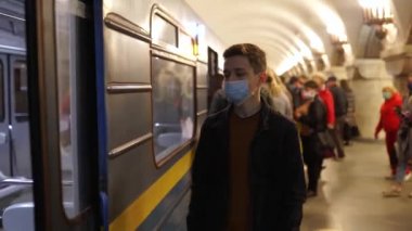 UKRAINE, KIEV - 26 Mayıs 2020: Metro istasyonu. Metro vagonundaki insanlar