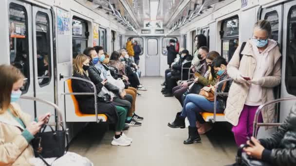 UKRAJINA, KIEV - 26. května 2020: stanice metra. Lidé v autě metra — Stock video