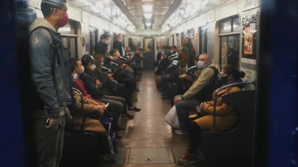 UCRANIA, KIEV - 26 de mayo de 2020: estación de metro. Gente en un vagón subterráneo — Vídeos de Stock