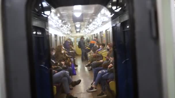 UKRAINE, KIEW - 26. Mai 2020: U-Bahn-Station. Menschen in einem U-Bahn-Wagen — Stockvideo