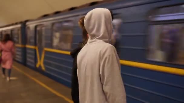 UKRAINE, KIEV - 26 mei 2020: metrostation. Mensen wachten op een metrostation in Kiev. — Stockvideo